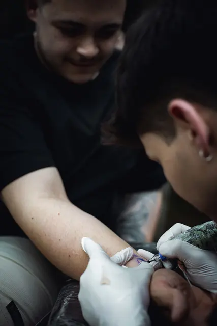 Lipe tatuando ao ar livre