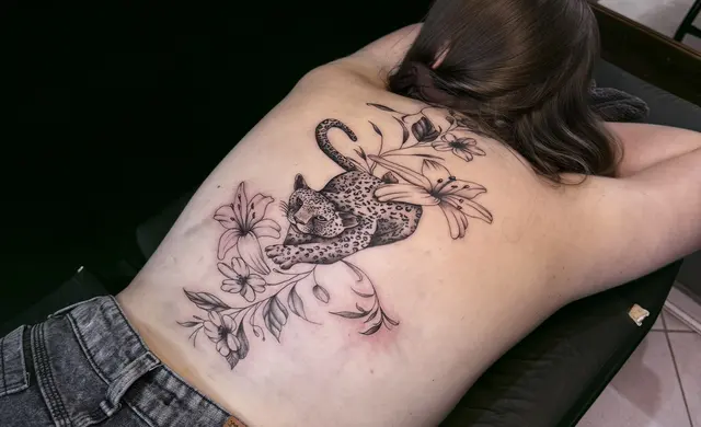 Serpente e flores