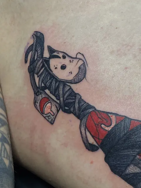 Peça em vermelho e preto